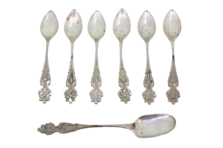 Conjunto de seis colheres de café e pá de açúcar em prata com motivos florais nos cabos.